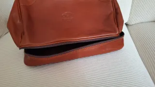 Bolso de viaje de piel.