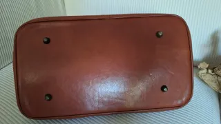 Bolso de viaje de piel.