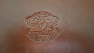 Bolso de viaje de piel.