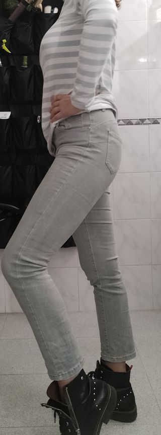 Pantalón verde muy claro pitillo