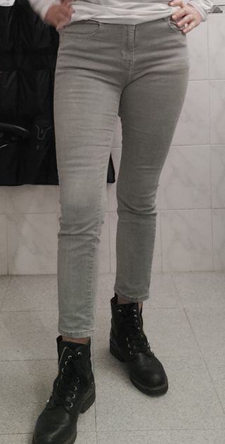 Pantalón verde muy claro pitillo