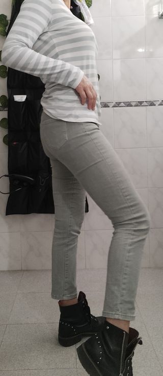 Pantalón verde muy claro pitillo