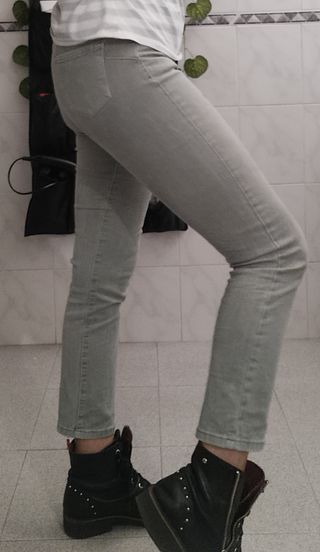 Pantalón verde muy claro pitillo