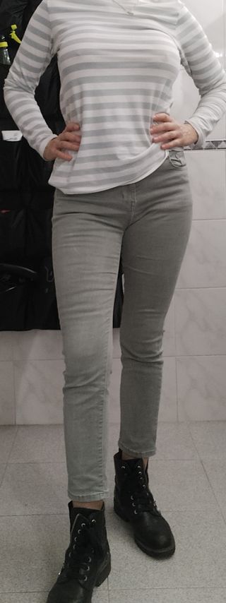 Pantalón verde muy claro pitillo