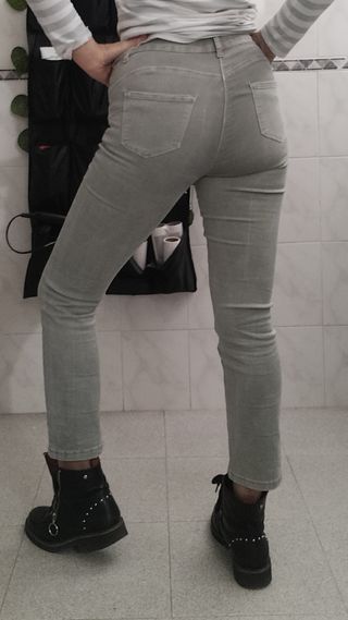 Pantalón verde muy claro pitillo