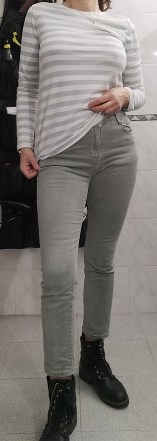 Pantalón verde muy claro pitillo