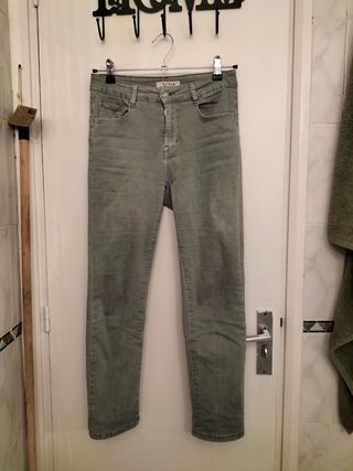 Pantalón verde muy claro pitillo