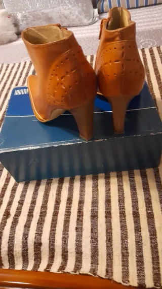 Botines de tacón color teja