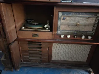 Antiguo mueble de madera con puertas