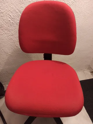 Silla de escritorio roja y negra