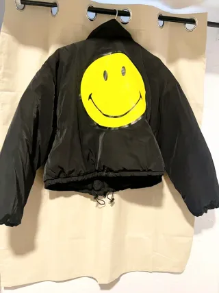 Chaqueta negra con smiley amarillo