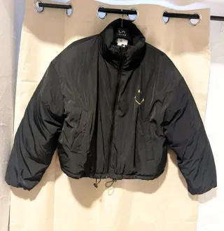 Chaqueta negra con smiley amarillo