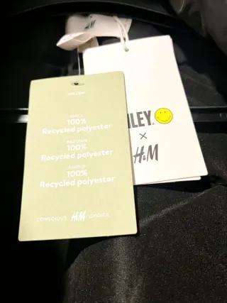 Chaqueta negra con smiley amarillo