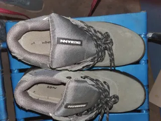 Zapatos KINGSMANN grises con puntera reforzada