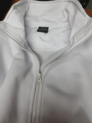 Sudadera cuello alto cremallera blanca