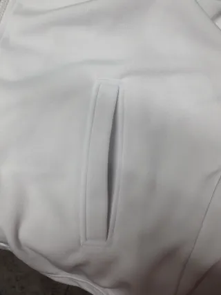 Sudadera cuello alto cremallera blanca