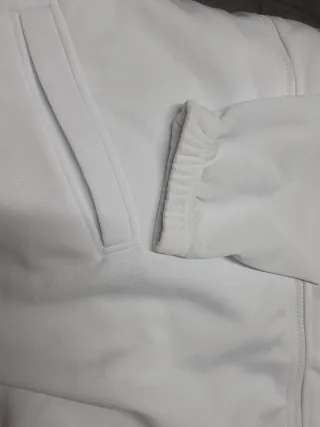 Sudadera cuello alto cremallera blanca