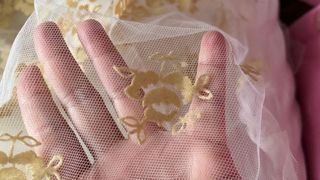 Tul encaje estampado tacto terciopelo beige blanco