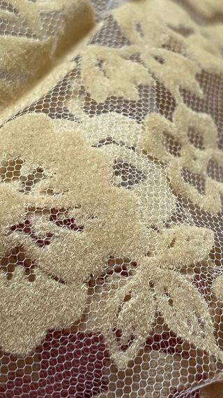 Tul encaje estampado tacto terciopelo beige blanco