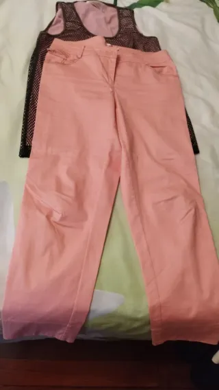 Pantalones rosas y top negro