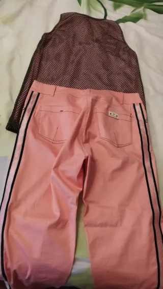 Pantalones rosas y top negro