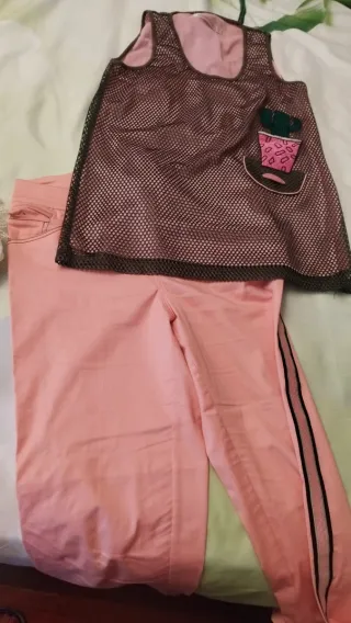 Pantalones rosas y top negro