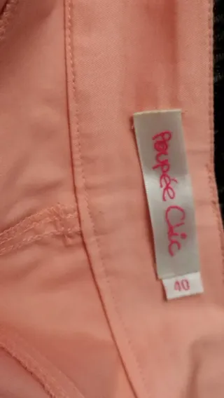 Pantalones rosas y top negro