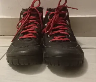 Scarponi Decathlon caldi neri e rossi