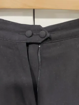 Pantalón negro de pinzas con caída