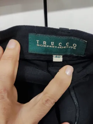 Pantalón negro de pinzas con caída