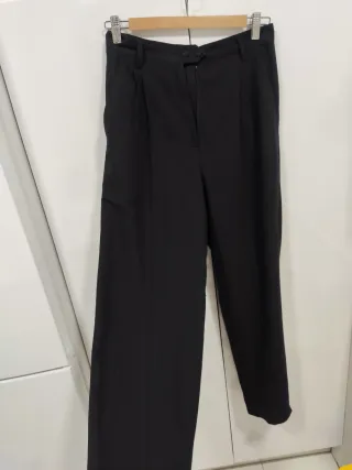 Pantalón negro de pinzas con caída