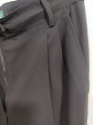 Pantalón negro de pinzas con caída