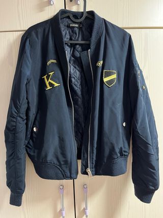 Chaqueta Bomber Stradivarius Negra y Dorada