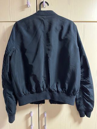 Chaqueta Bomber Stradivarius Negra y Dorada