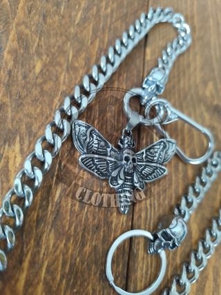Catena portafoglio con teschio e falena