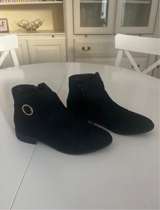 Botines negros con hebilla dorada (Talla 39)