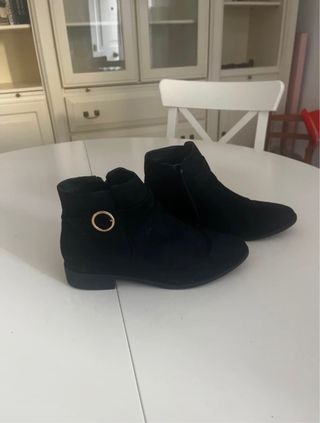 Botines negros con hebilla dorada (Talla 39)