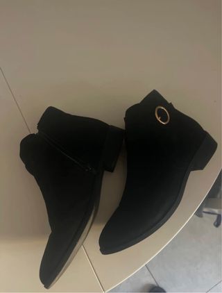 Botines negros con hebilla dorada (Talla 39)