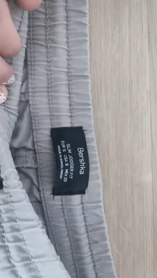 Pantalón cargo beige Bershka