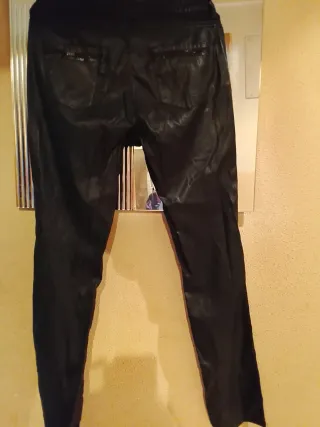Pantalón efecto piel negro