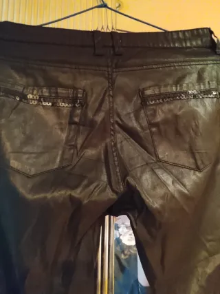 Pantalón efecto piel negro