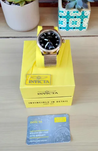 Reloj Analógico Invicta Negro/Dorado para Hombre.