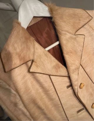 Gabardina de piel beige y marrón