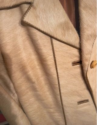 Gabardina de piel beige y marrón