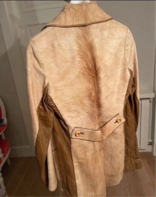 Gabardina de piel beige y marrón