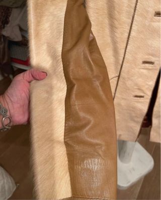 Gabardina de piel beige y marrón