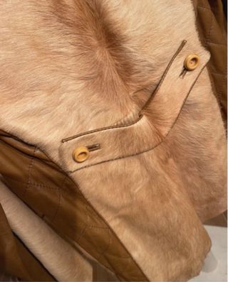 Gabardina de piel beige y marrón