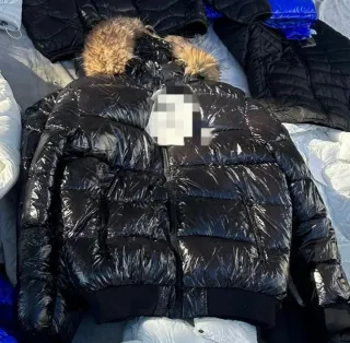 Chaqueta negra acolchada con capucha