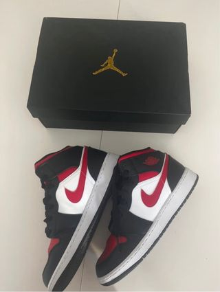 Deportivas Jordan Rojas y Negras unisex