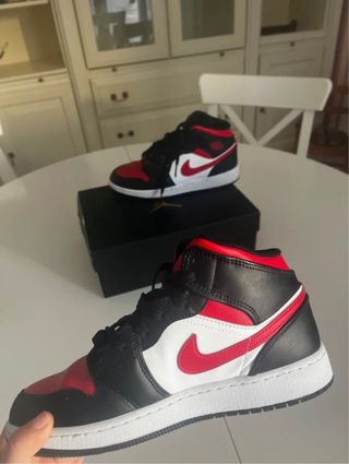 Deportivas Jordan Rojas y Negras unisex